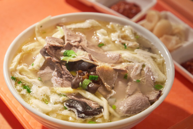 生活场景下的青海特色小吃羊肉泡馍