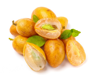 白底上的黄皮组合,三个切开的黄皮果肉