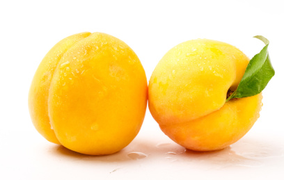 白色背景上的水果黄桃