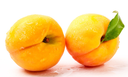 白底上的两个黄桃