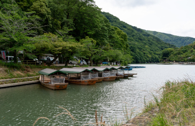 日本京都岚山渡月桥景区的河流和游船