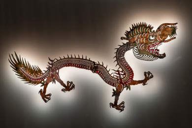 四川成都博物馆的龙图腾皮影陈列品