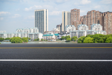 有着空旷路面平台的城市风光
