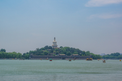 中国北京北海公园琼华岛永安寺白塔风光