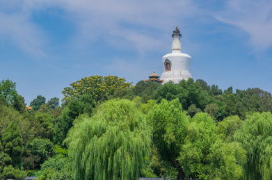 中国北京北海公园琼华岛永安寺白塔风光