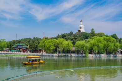 中国北京北海公园琼华岛永安寺白塔风光