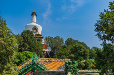 中国北京北海公园琼华岛永安寺白塔风光
