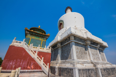 中国北京北海公园琼华岛永安寺白塔风光