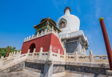 中国北京北海公园琼华岛永安寺白塔风光