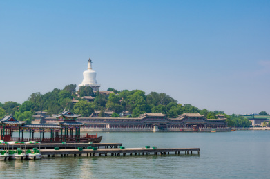 中国北京北海公园琼华岛永安寺白塔风光