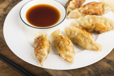 一盘煎饺放在白色背景上