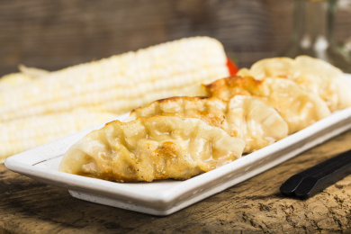 一盘煎饺放在木板上