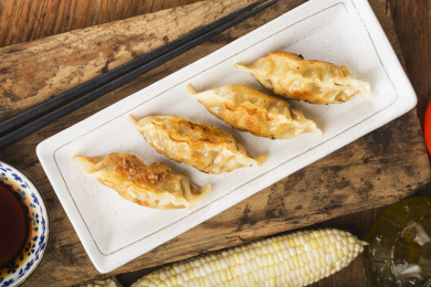 一盘煎饺放在木板上