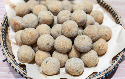 簸箕里的贵州传统美食豆腐圆子