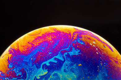 黑色背景里色彩缤纷的肥皂泡形成星球般的纹理