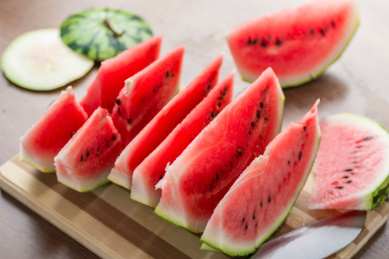 实木桌上被切成片状的甜美多汁的西瓜