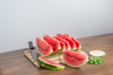 实木桌上被切成片状的甜美多汁的西瓜