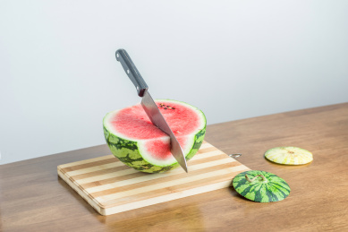 实木桌上被对半剖开的甜美多汁的西瓜