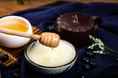 盛在碗里的香甜百花土蜂蜜