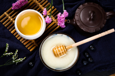 盛在碗里的香甜百花土蜂蜜