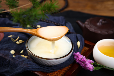 盛在碗里的香甜百花土蜂蜜