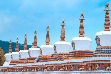 天空下青海省湟中塔尔寺的一排佛教古塔