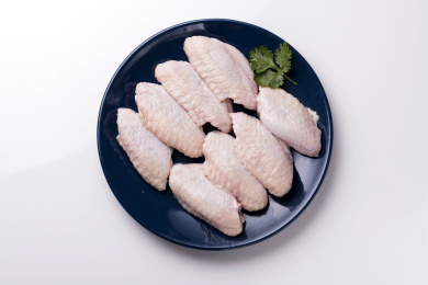 整齐摆放在盘子中的新鲜鸡翅