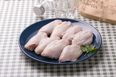 整齐摆放在盘子中的新鲜鸡翅