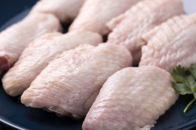 整齐摆放在盘子中的新鲜鸡翅