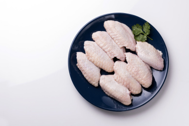 整齐摆放在盘子中的新鲜鸡翅