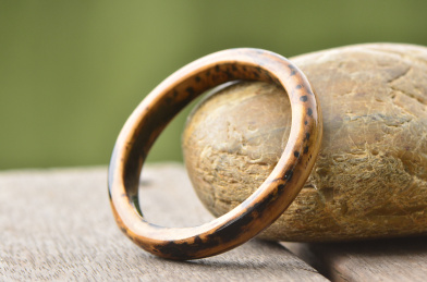 复古风格背景上的金丝海柳手镯特写图片