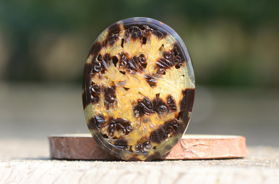 复古虚化背景上的精美雕塑玳瑁花纹吊牌特写图片