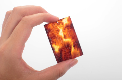 白色背景上的精美玳瑁花纹吊牌特写图片