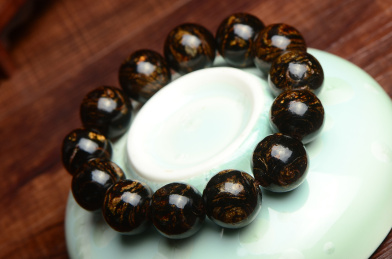 复古风格背景上的海南黄花梨手串