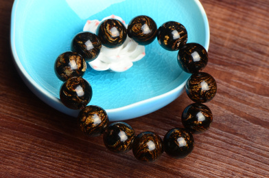 复古风格背景上的海南黄花梨手串