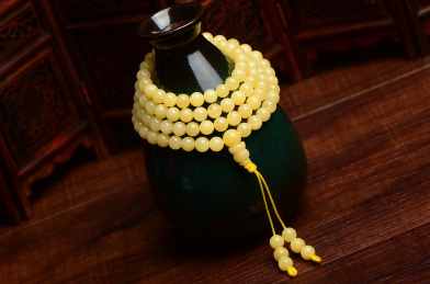 复古深色背景上的蜜蜡琥珀手串项链