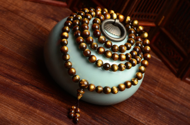 复古风格背景上的海南黄花梨手串项链