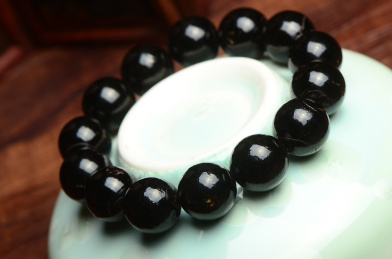 复古背景上的全黑色沉香手串