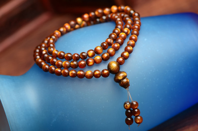 复古风格背景上的海南黄花梨手串项链
