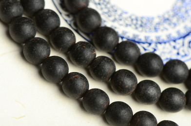 复古中国风格背景上的全黑色降真香沉香手串