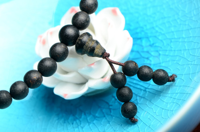 复古中国风格背景上的全黑色降真香沉香手串