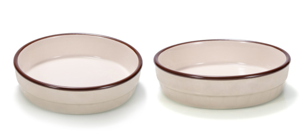 放置在白色背景上的盘子餐具