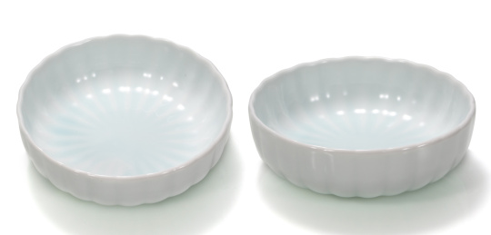 放置在白色背景上的盘子餐具