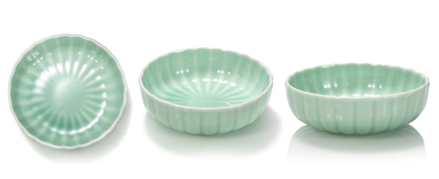 放置在白色背景上的盘子餐具