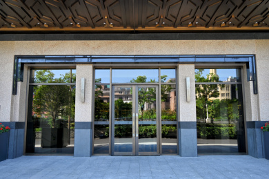 城市商业区办公大楼入口铝合金玻璃门