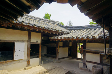 朝鲜时代传统韩屋梧村宅的庭院天井 