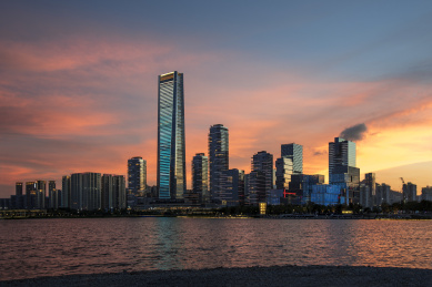 傍晚有彩霞的中国深圳湾后海的城市建筑群高楼大厦风光