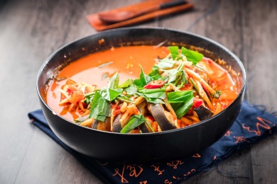 蓝色餐布上的一盆云南酸汤鱼