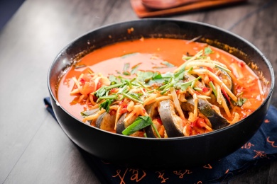 蓝色餐布上的一盆云南酸汤鱼