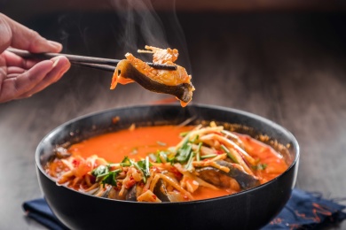 蓝色餐布上的一盆云南酸汤鱼